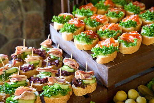 Canvas Print Deliciously arranged appetizers featuring fresh ingredients at a vibrant outdoor