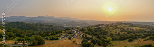 Campagne bigorre chateau Mauvezin sous le ciel des incendies du Portugal