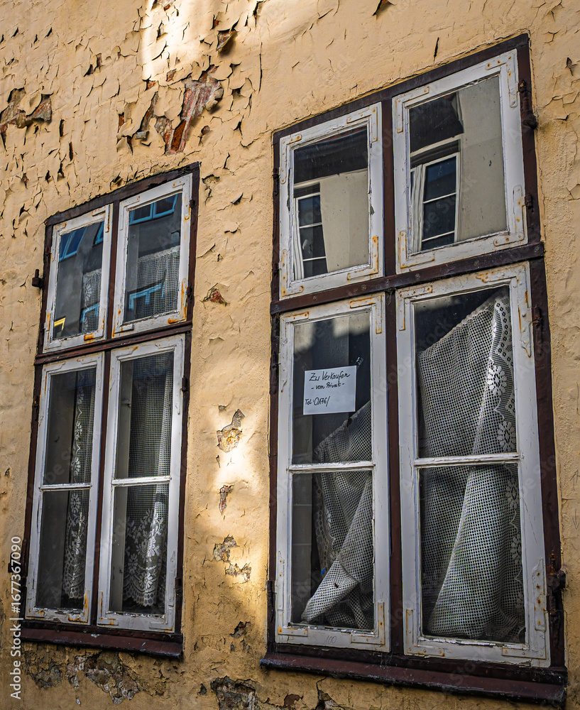 Fototapeta premium Ein unter Denkmalschutz stehendes Haus wird zum Verkauf angeboten; die strengen Auflagen machen den Verkauf der Immobilie in der Lübecker Altstadt schwierig 