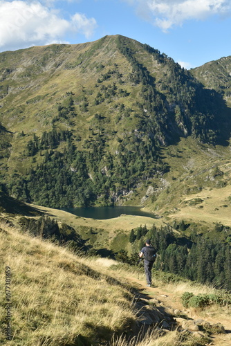 randonneur au lac de Bordères ou de Bareilles ou encore lac de Lastie