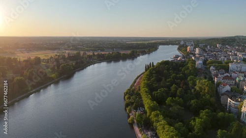 Paysage d'une vue aérienne sur la ville de Vichy en Auvergne et la rivière de l'Allier au coucher de soleil