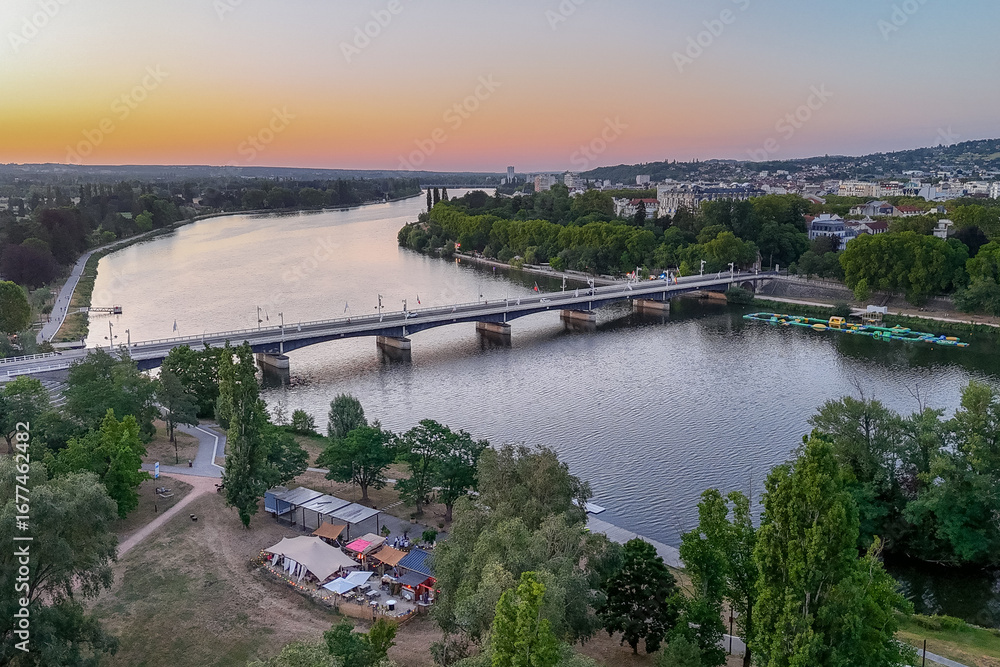 Obraz premium Magnifique vue aérienne sur la ville de Vichy en Auvergne au coucher de soleil 
