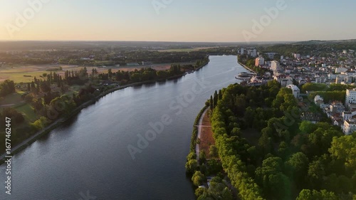Paysage d'une vue aérienne sur la ville de Vichy en Auvergne et la rivière de l'Allier au coucher de soleil