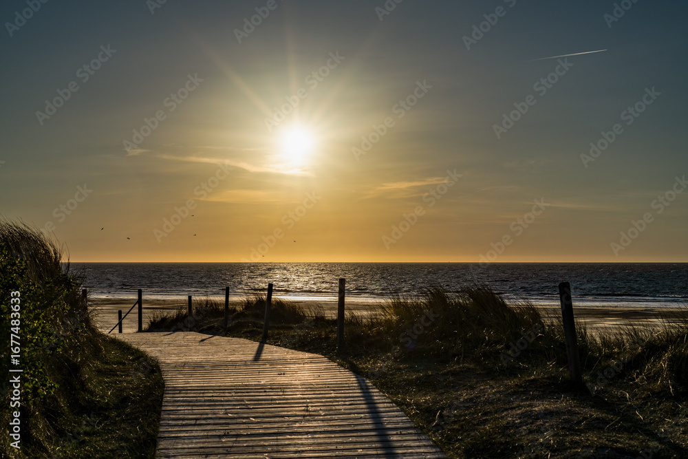 Fototapeta premium späte sonne auf spiekeroog im Mai