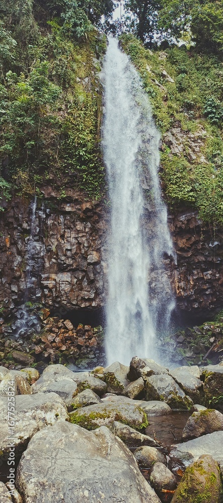 Obraz premium Cascading Serenity A Refreshing Waterfall Retreat Surrounded by Nature's Embrace