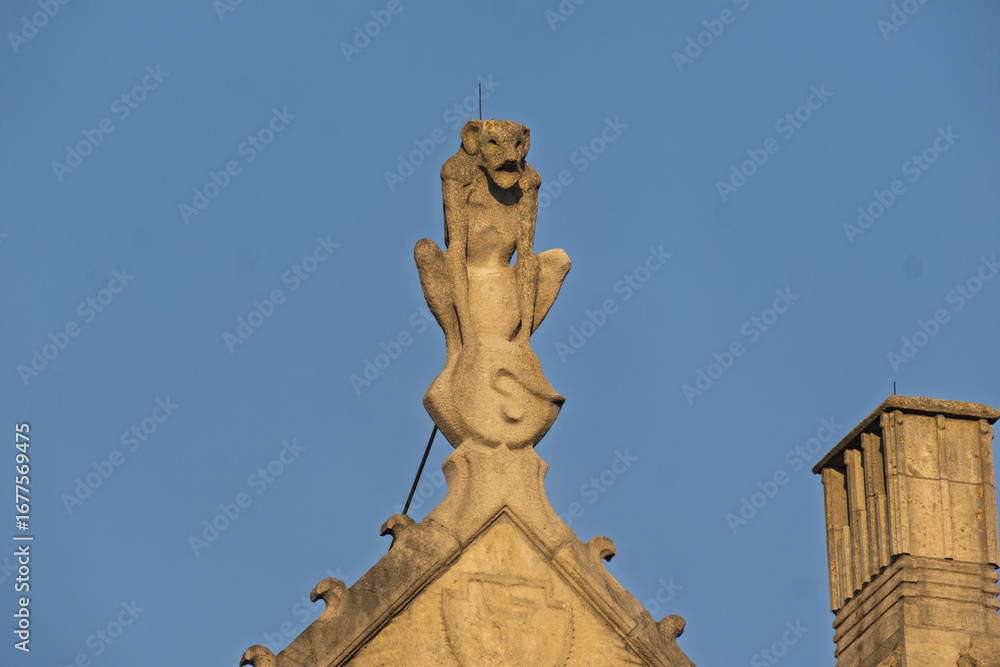 Obraz premium Statue of a monkey on the roof of a building in the zoo of Antwerp, Belgium