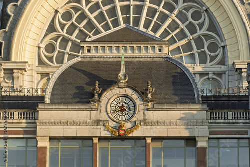 Foto illuminated warmly the grand facade of Antwerp Central Station in Belgium, with
