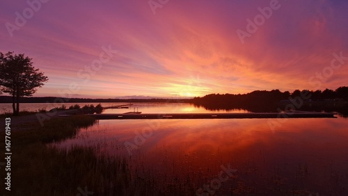 crépuscule sur le lac de Vetlanda en Suède