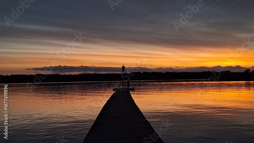 crépuscule sur le lac de Vetlanda en Suède