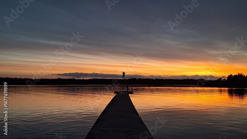 crépuscule sur le lac de Vetlanda en Suède
