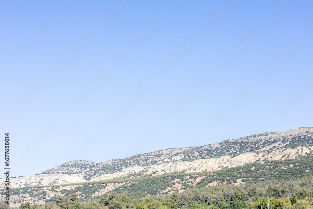 Obraz premium Midday Serenity by the Lake A Majestic View Framed by Mountains sun