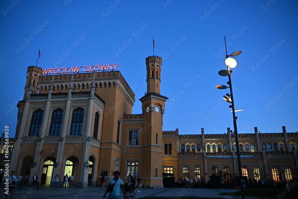 Fototapeta premium main entrance to Wroclaw central station at night towers and sign 