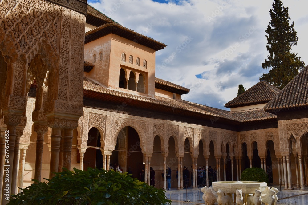 Obraz premium courtyard of the palace of the alhambra granada spain