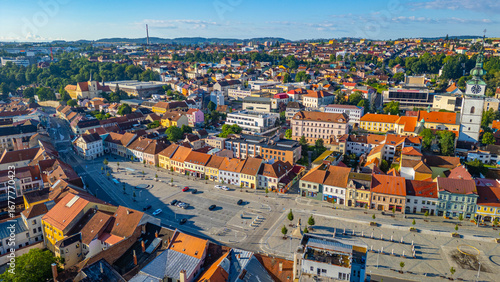 Foto Panorama view of Karlovo namesti square during day in Trebic, Cz