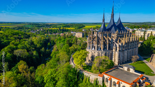 Foto Panorama view of Saint Barbara cathedral in Kutna Hora, Czech re