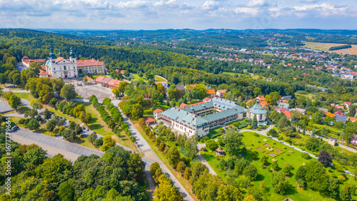 Foto Kalwaria Zebrzydowska monastery in Poland during a sunny day