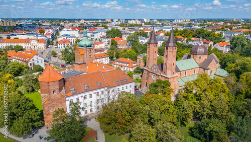 Foto Panorama view of the cathedral in Plock, Poland