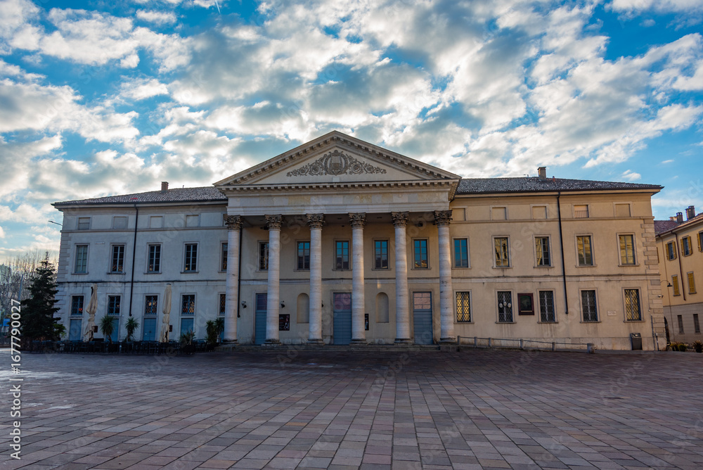 Fototapeta premium Night view of Teatro Sociale at Como, Italy
