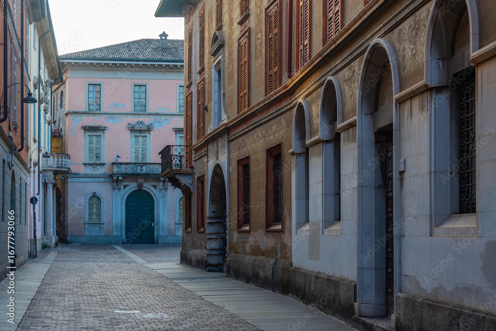 Obraz premium Sunrise at a street in the center of Italian town Como