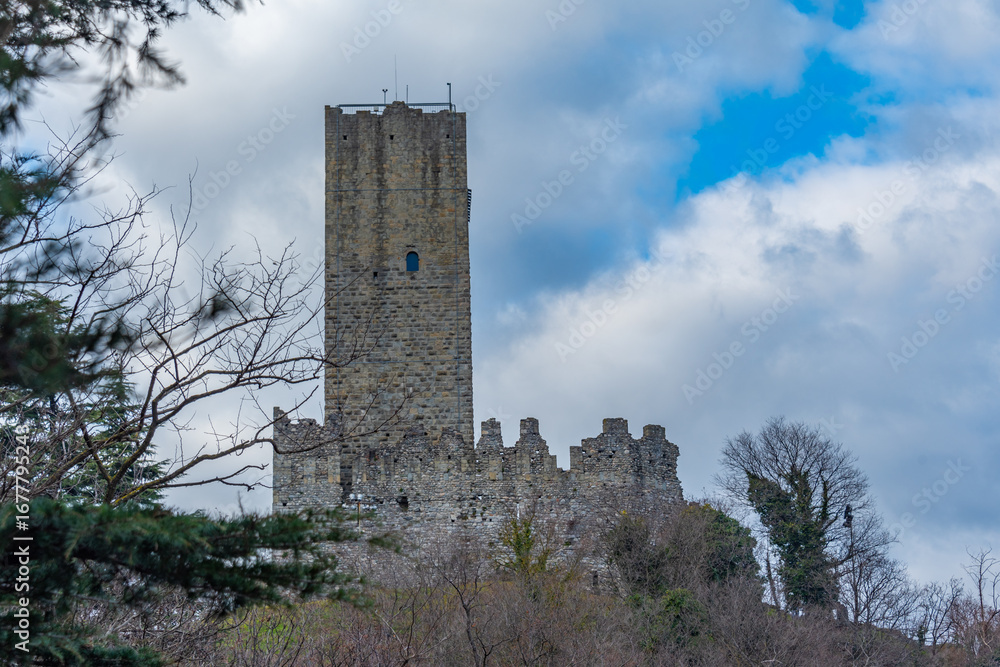 Obraz premium Castello Baradello overlooking Italian town Como