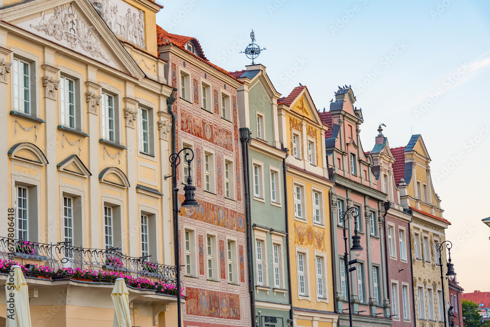 Obraz premium sunrise view of colourful houses at Stary Rynek square in Poznan