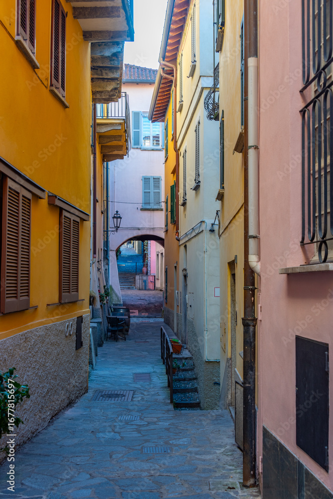 Obraz premium Narrow street in Italian town Varenna