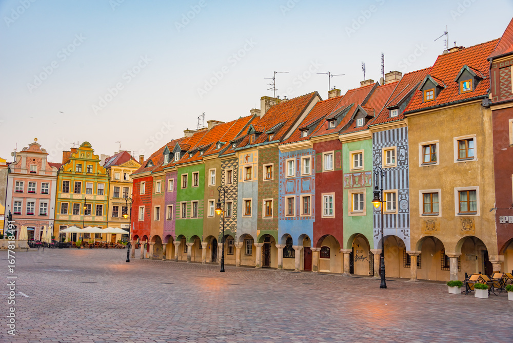 Fototapeta premium sunrise view of colourful houses at Stary Rynek square in Poznan