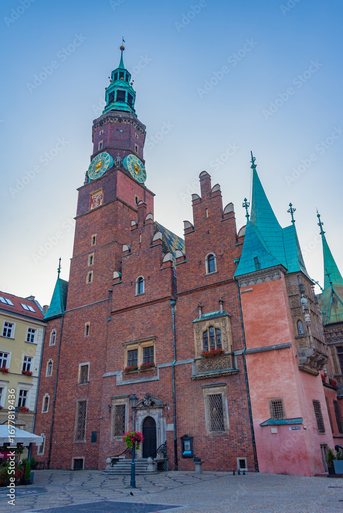 Obraz premium Sunrise view of town hall at Rynek, the picturesque square in ce