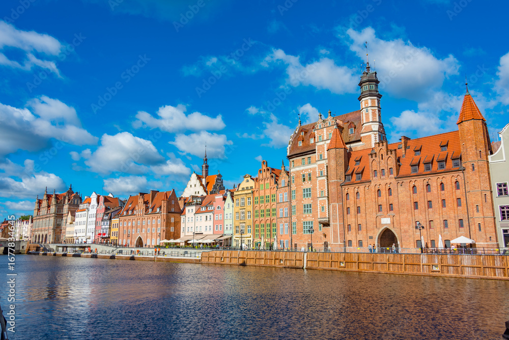 Obraz premium Waterfront with Chlebnicka gate in Gdansk during sunny day, Pola