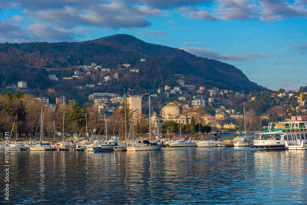 Fototapeta premium Sunrise view of marina in Italian town Como
