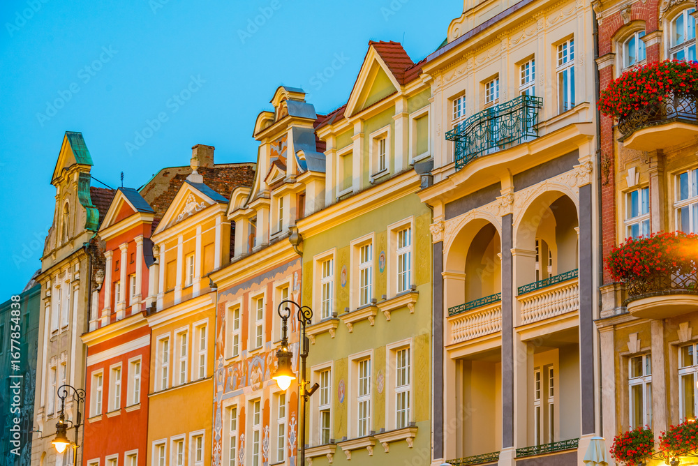 Obraz premium sunrise view of colourful houses at Stary Rynek square in Poznan