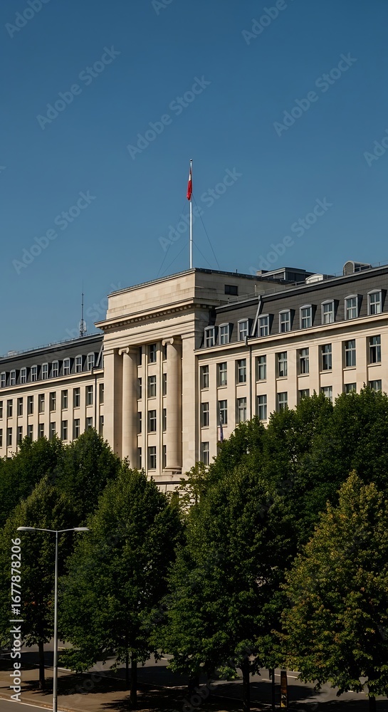 Obraz premium Government building facade with trees