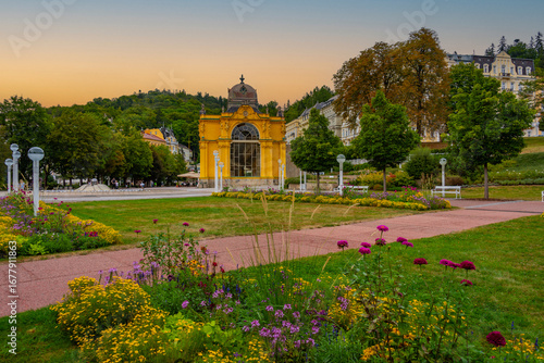 Tableau sur toile Maxim Gorkij colonnade in Marianske lazne, Czech republic