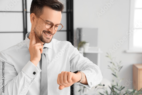 Young businessman with smar...
