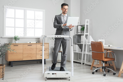 Handsome businessman workin...