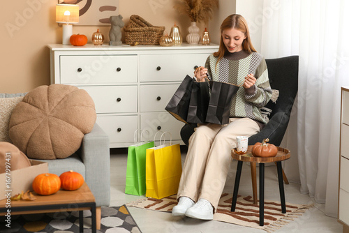 Young woman with shopping b...