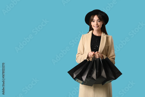 Young woman with shopping b...