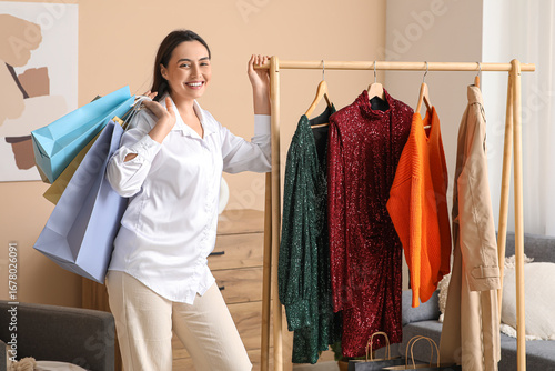 Young woman with shopping b...