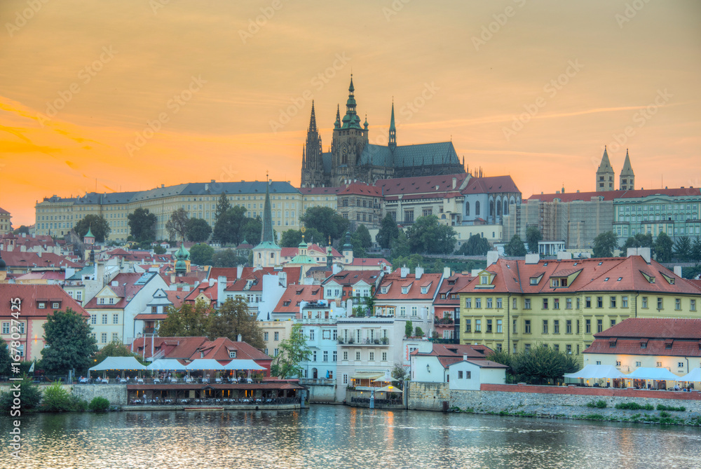 Obraz premium Sunset panorama of Prague dominated by the Prague castle, Czech