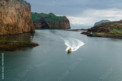 Foto Tour boat cruising toward the port of Heimaey a town of 4,000 residents