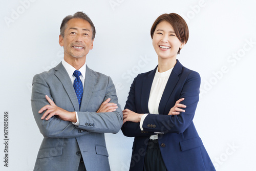 カメラ目線のビジネスマン男女