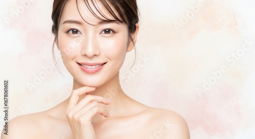 Plakat 透明感のある肌：ナチュラルメイクでほほ笑む20代日本人女性のポートレート