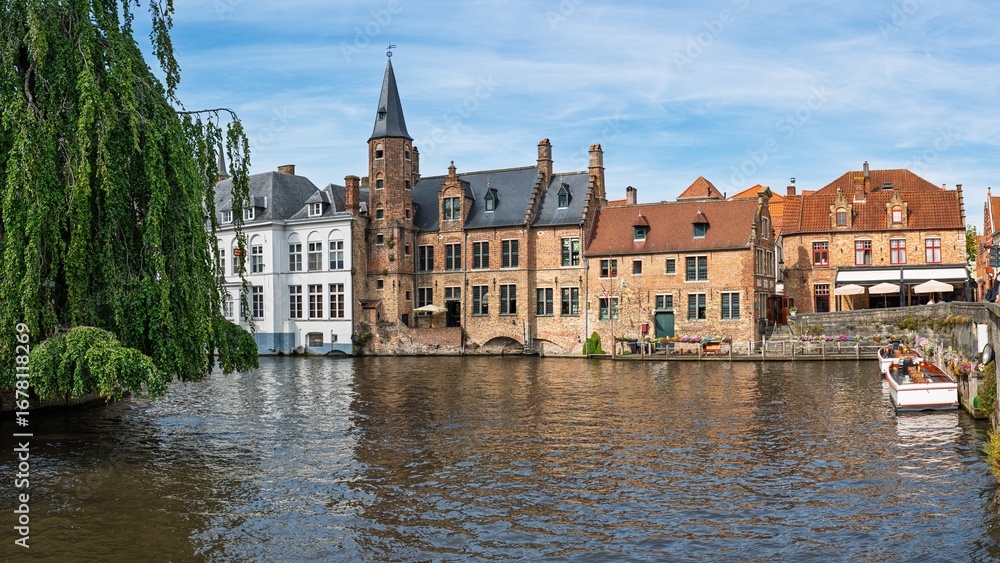 Obraz premium Discover the charming canals of Brugge, Belgium, showcasing the historic cityscape. This picturesque view highlights Brugge s timeless beauty, ideal for travel projects.