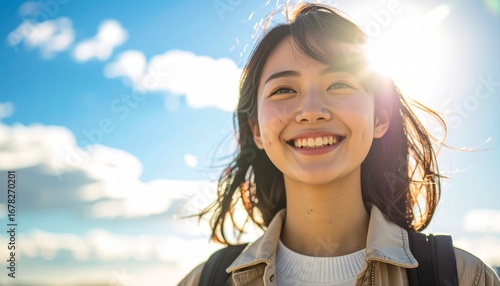 Wallpaper Mural 旅行にわくわくする大学生の女性 Torontodigital.ca