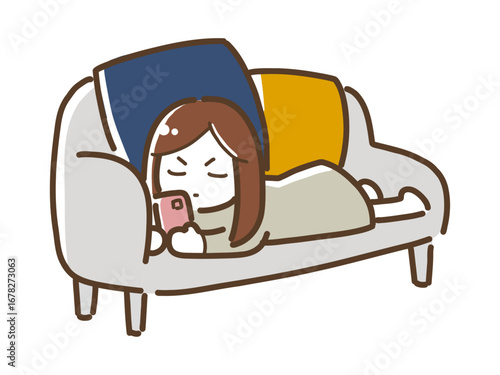 ソファーでゴロゴロしながらスマホを見る女性