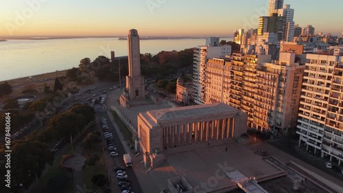 Monumento Histórico Nacional a la Bandera en Rosario, Santa Fe, Argentina, al amanecer. Río Paraná, luz del alba, paisaje urbano y patrimonial.