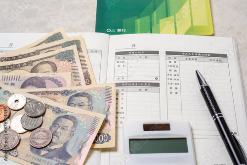 家計簿、豊かで楽しい家庭生活を送るために必要な支出と収入を管理する