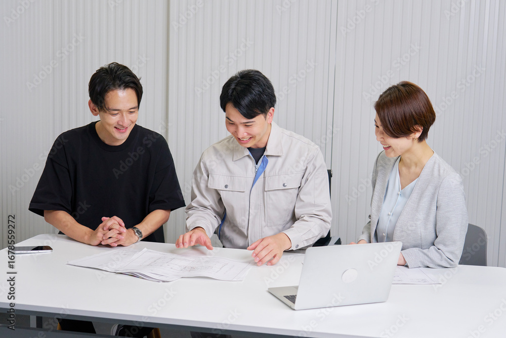 Fototapeta premium 工務店での打ち合わせ