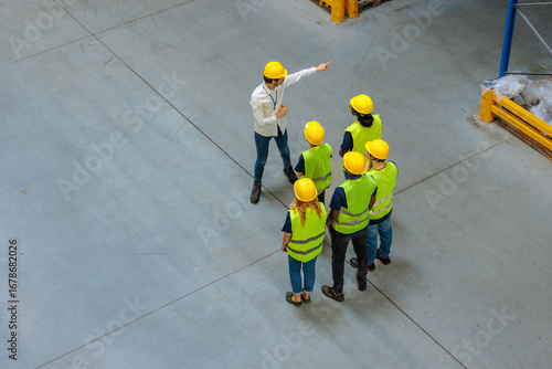 Fotografía Warehouse manager delegating tasks to his workers