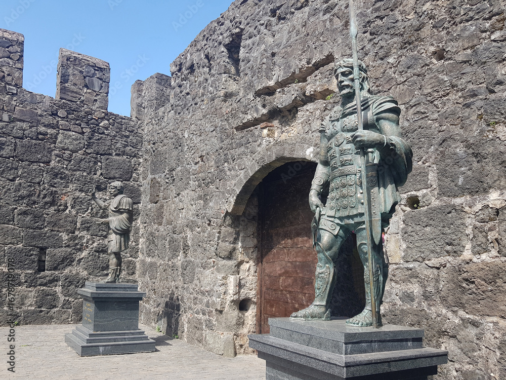 Obraz premium Gonio Fortress. Ancient figures of the Roman Emperor Hadrian and the Colchian Prince Apsyrtus